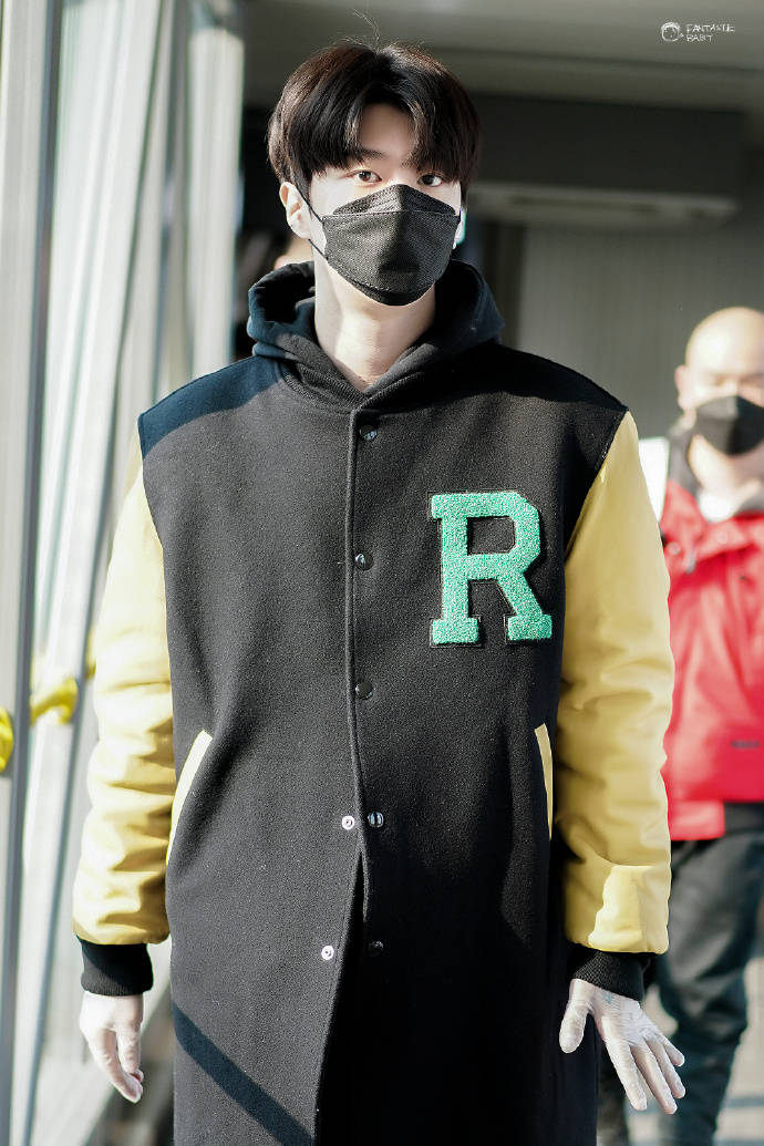 高冷拽哥穿着汉堡公仔鞋散发可爱范丞丞哈尔滨出发飞抵北京