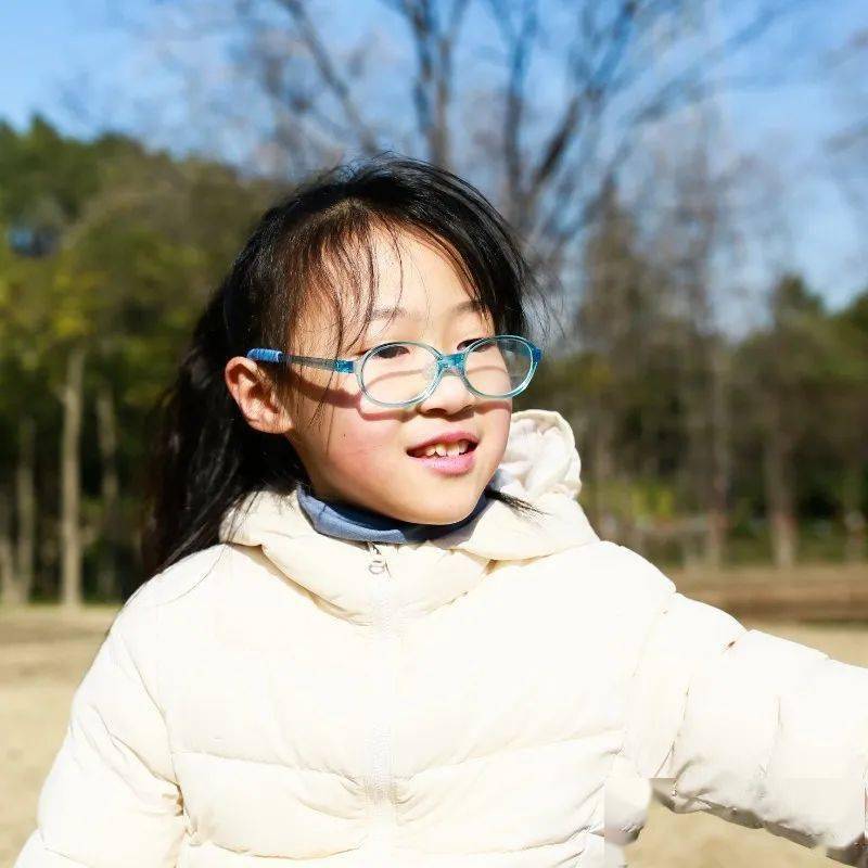 胡嘉桐 四年级 上海王若霖小朋友的画面很细腻,香蕉的质感,玻璃杯的