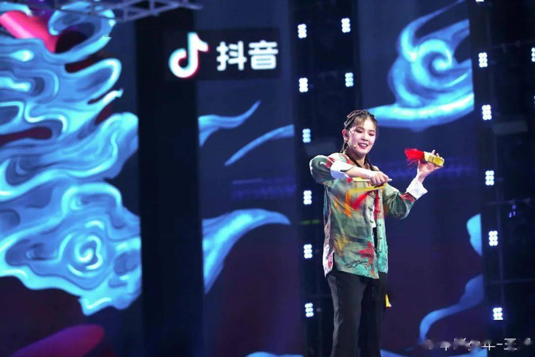 快板的精神永存/修行就在我个人……"歌词里,王玥向大家讲述了自己的