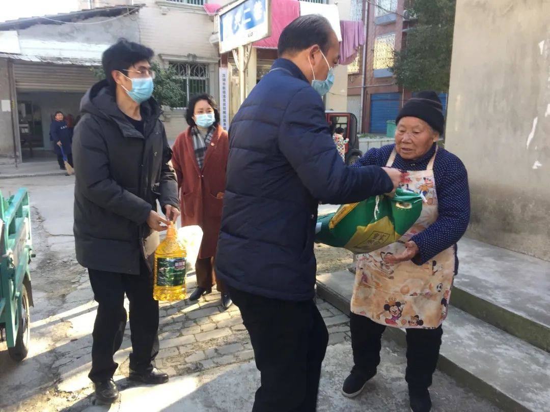 市人大机关党员干部下沉社区送温暖