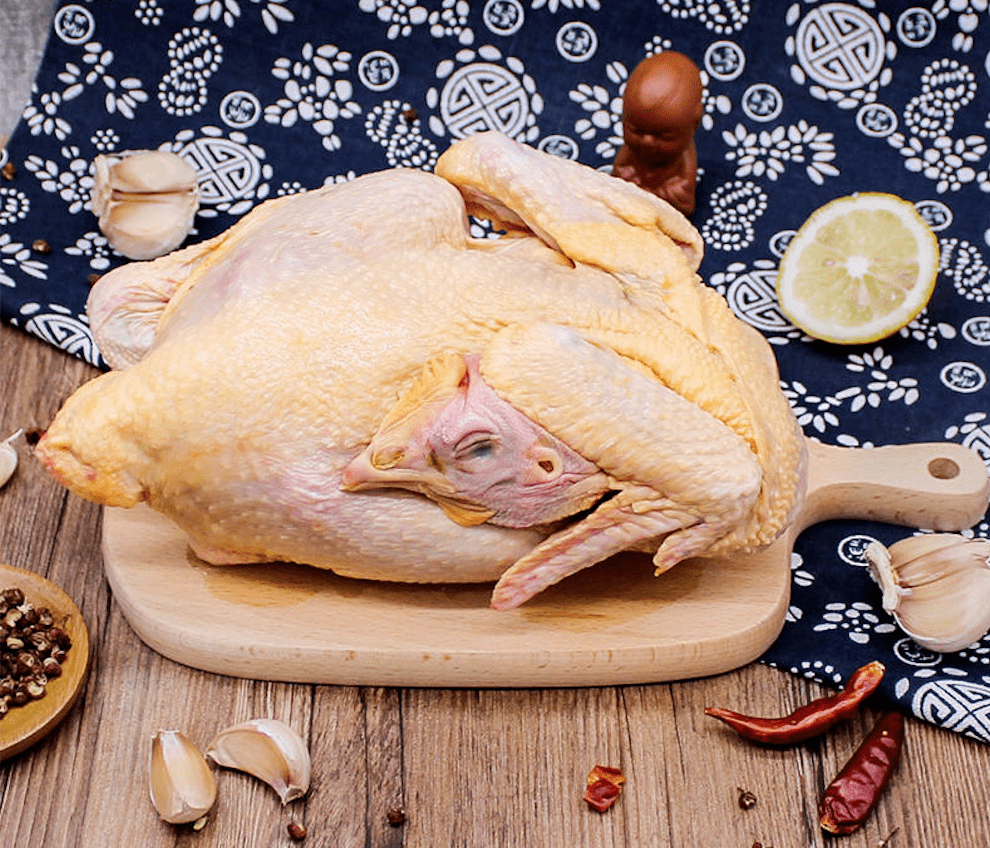 农家三黄鸡 产地远离城市的喧嚣,成群结队的鸡群出来觅食,呼吸着新鲜