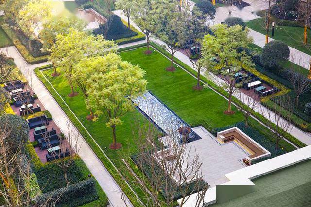 两条景观大轴串联起七座贵族主题浪漫花园漫步在洒满阳光的草坪,三步