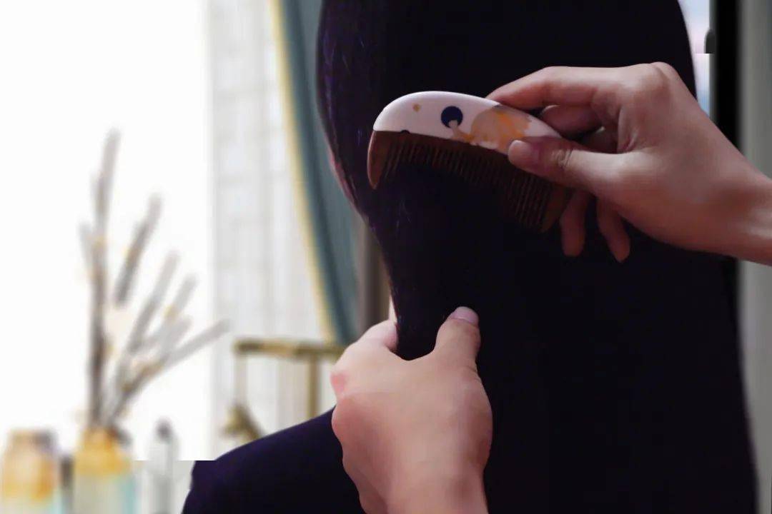 古人喜结连理时,都会好好梳理头发,一梳梳到尾,二梳白发齐眉,三梳子孙