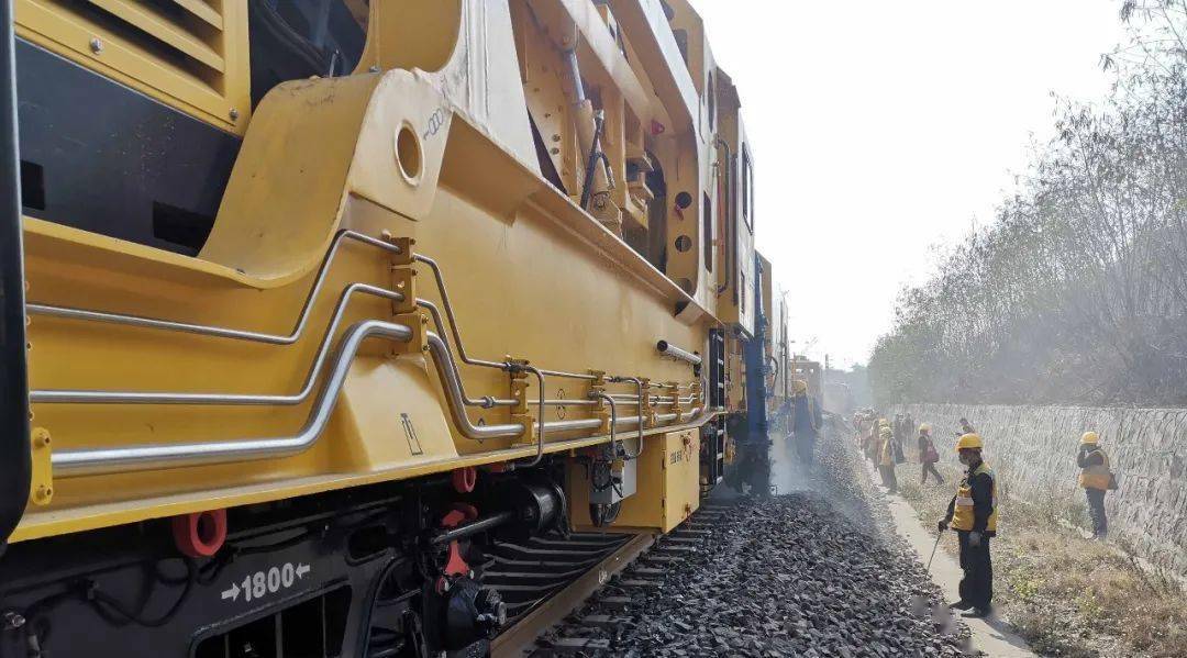 铁建装备 | 首战告捷!sqs-300k隧道桥梁清筛车上线清筛作业_横平