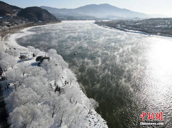 航拍松花江岸雾凇：玉树琼枝犹若仙境