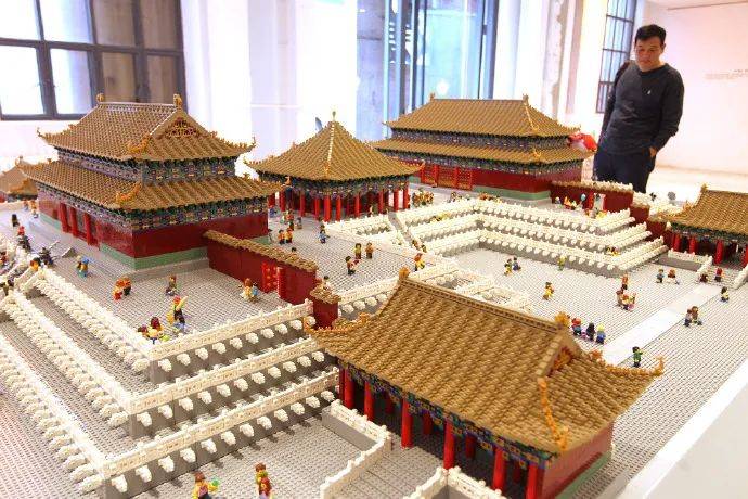 全球首位华人乐高认证拼砌大师用乐高搭建出的萌版故宫今日宜独出心裁