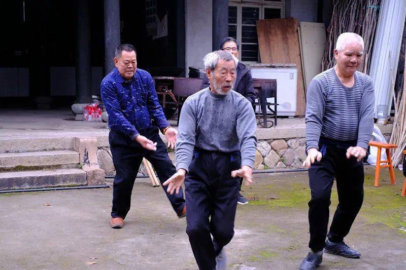 温州大爷大冬天光膀子打拳,已练拳50年!