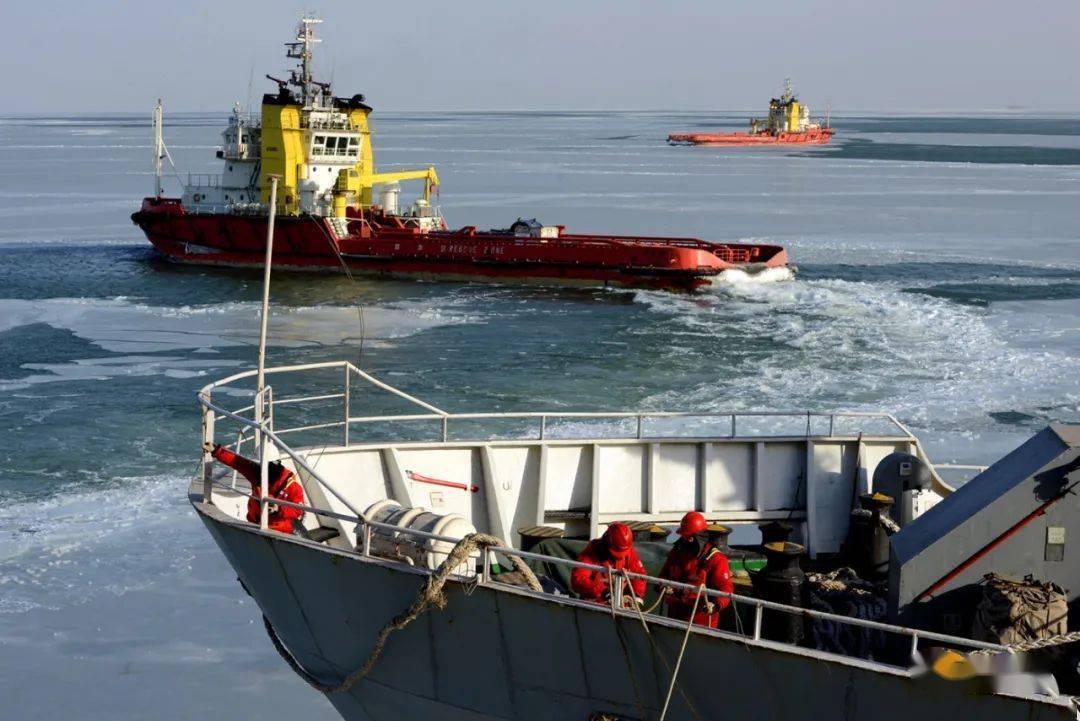 两艘破冰船在渤海辽东湾锦州9-3油田24小时不间断破冰作业.