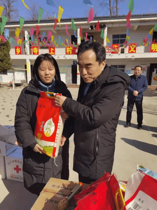 三门峡市卫健委深入卢氏县横涧乡寺上村开展冬日送温暖活动