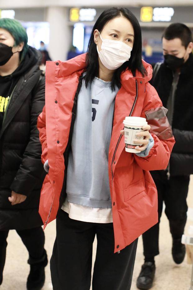 那英现身机场造型飒爽手拿咖啡凹造型机场摆拍引人热议