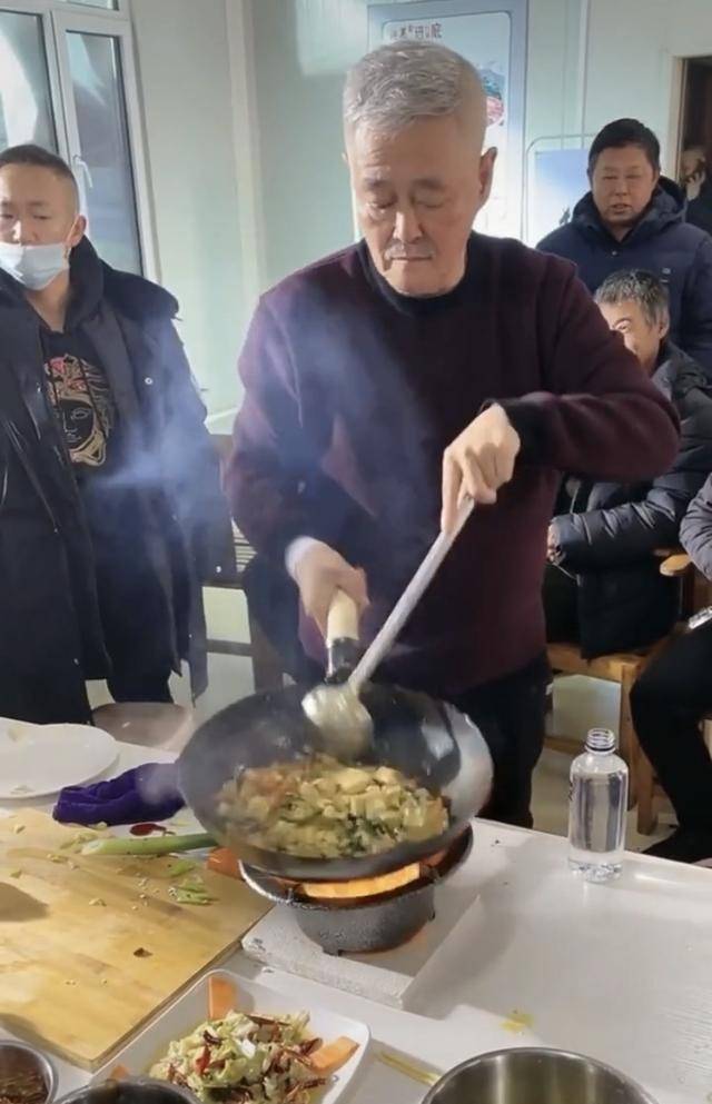 63岁赵本山亲自为剧组做菜一点碎菜叶都不舍得浪费被夸太节俭