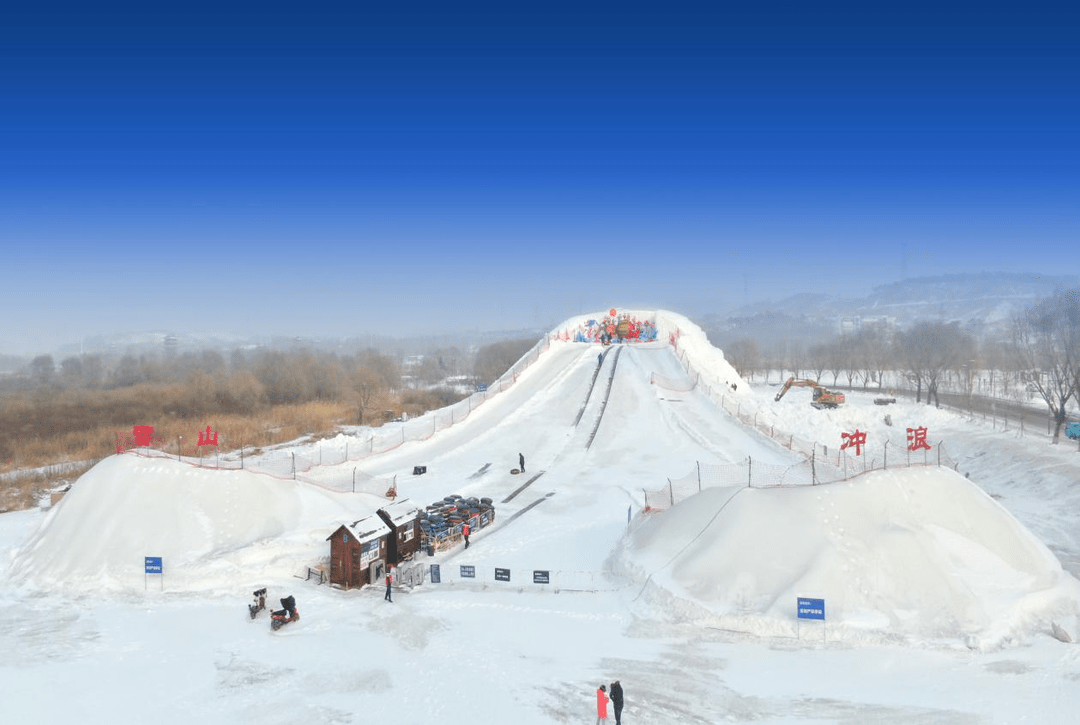 雪山冲浪是深受冬季冰雪爱好者欢迎的经典大型体验项目