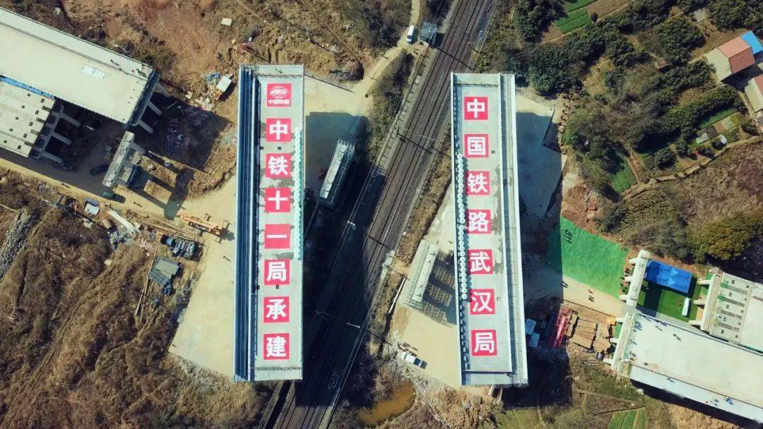 打通肠梗阻107国道两座万吨大桥同时成功转体跨越京广铁路