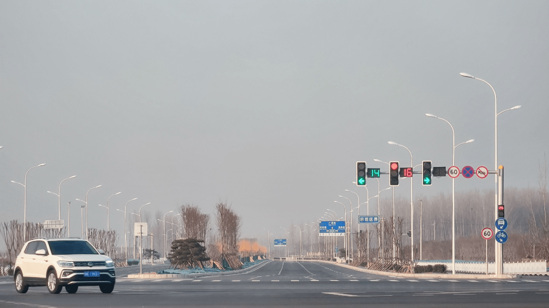 忠武路部分路口红绿灯已经安装,还有
