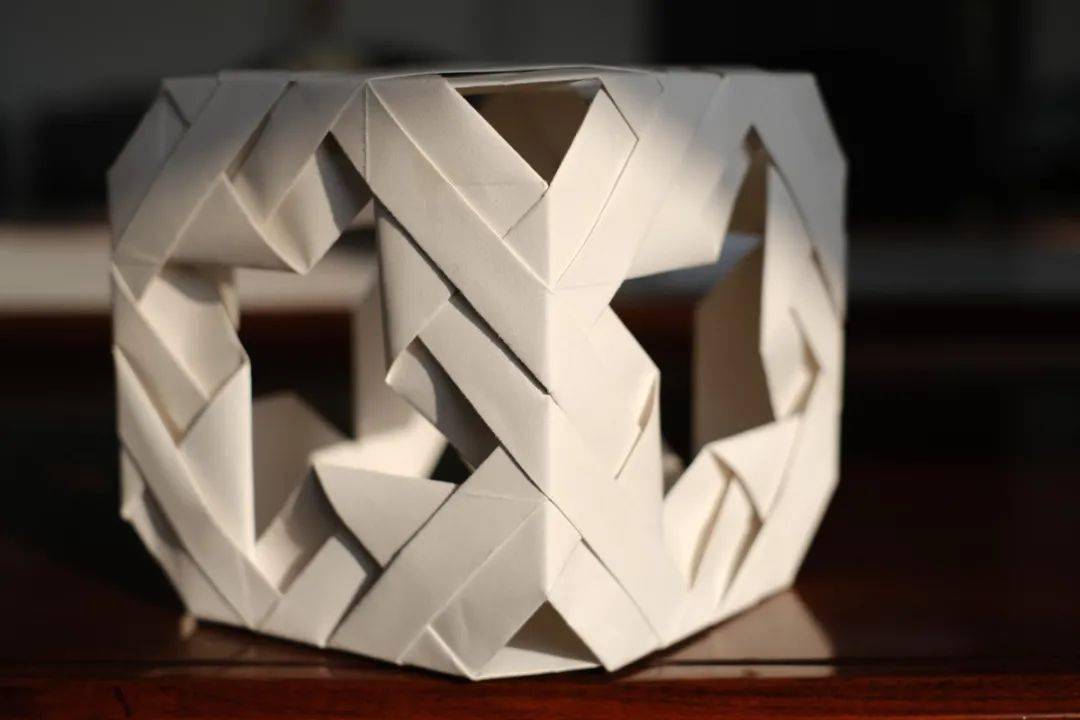 "垃圾分类在指尖,绿色物品创新艺"劳动环保手工创意设计作品展示