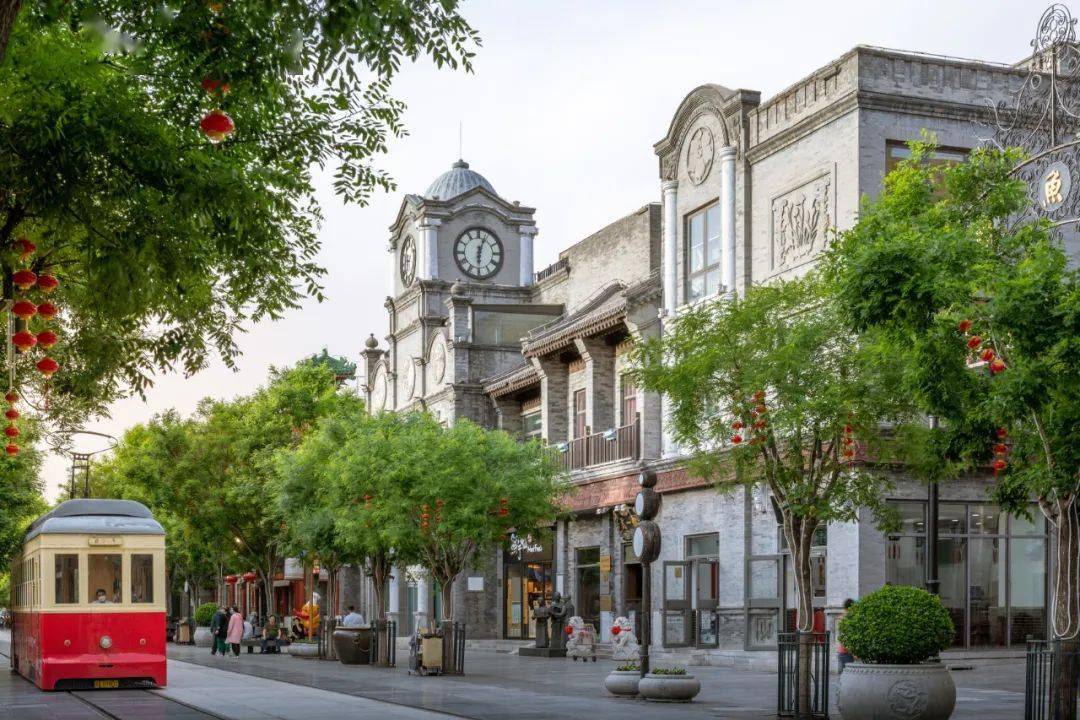 01天安门广场周边唯一的商业街区前门大街总长845米,南起珠市口西大街