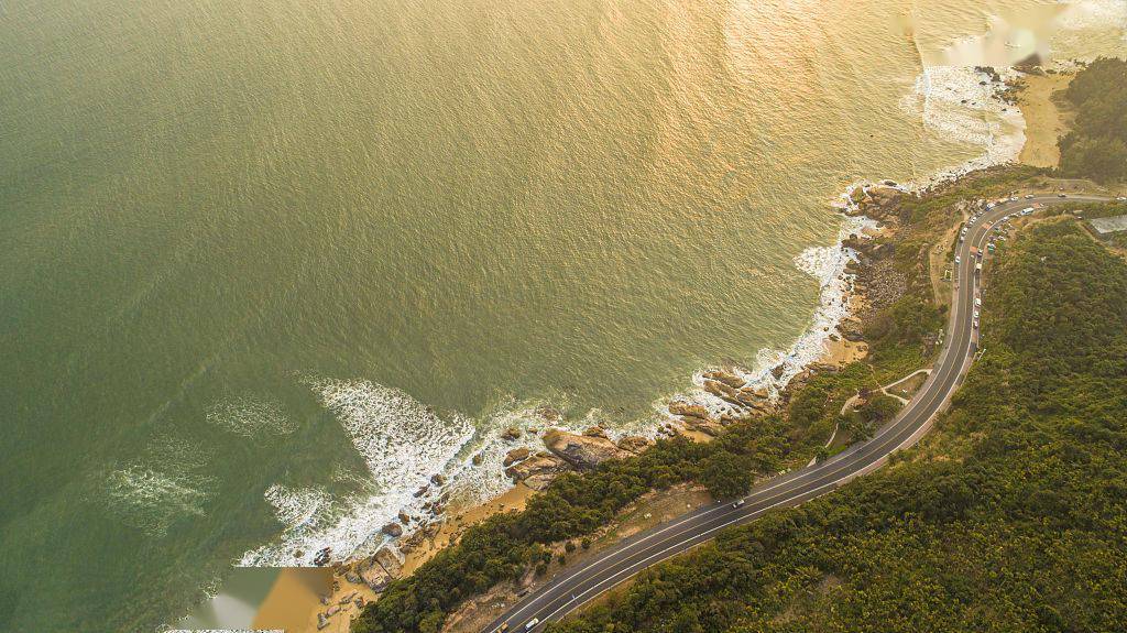 萬寧市濱海旅遊公路位於海南省萬寧市的東部海岸,從萬寧南部的石梅灣