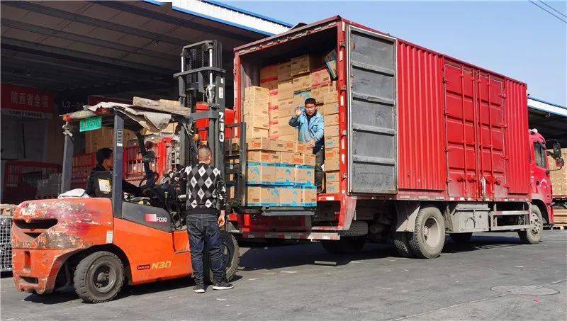 这段时间,位于萧山的传化汇通公路港零担专线区大小货车来来往往,工人