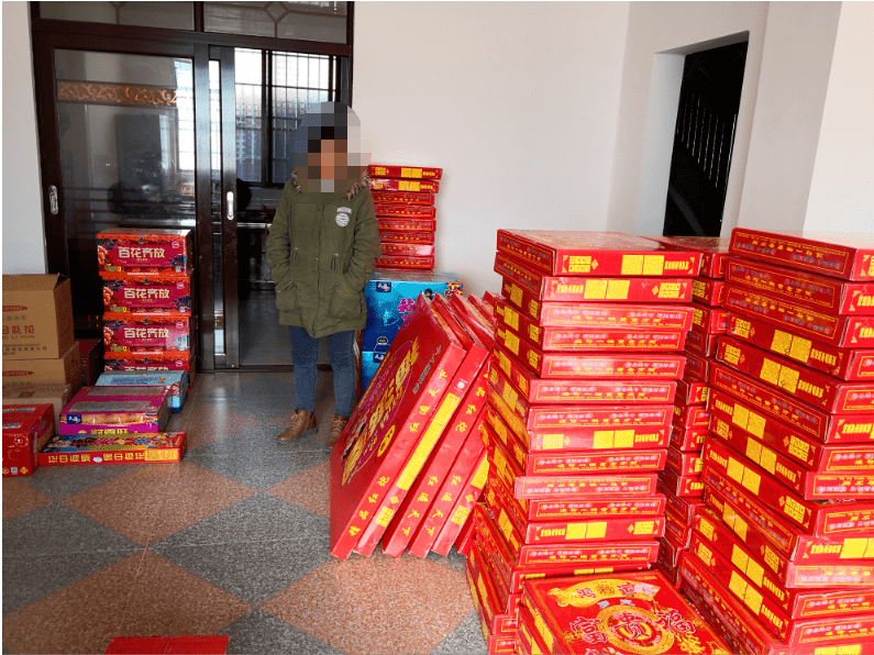 南雄查获非法储存运输烟花爆竹700多箱