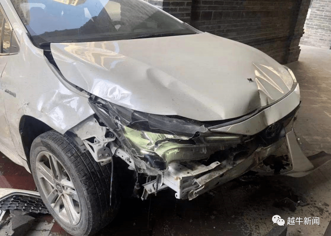 惊险!绍兴诸暨一辆轿车突然冲进店铺,石桩都被撞破