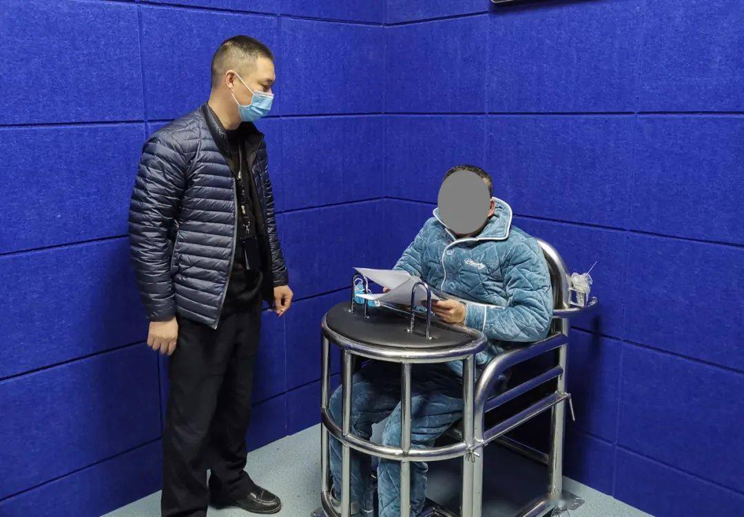 眉山破获特大诈骗案,挖掘机不翼而飞......_审讯