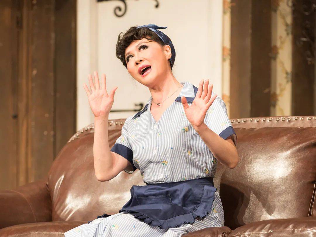 演员们在八扇门之间,进出来回,每场戏上场十多次.