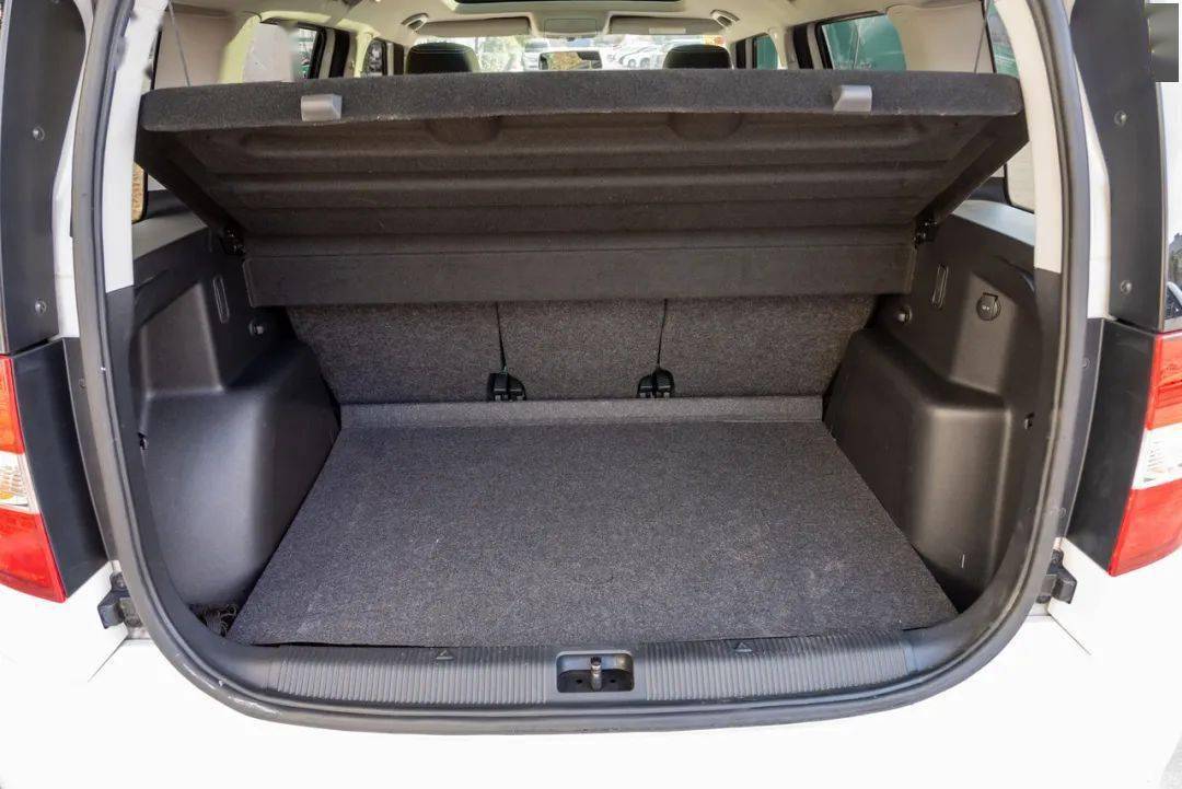 由于车身高度有优势,野帝的后备箱空间非常大.