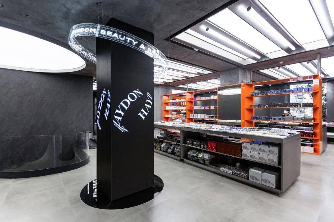 北京路飞来一艘黑洞太空舱满载2000大牌美妆