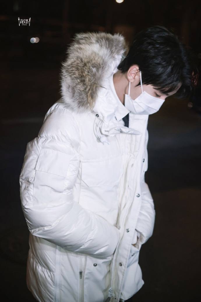 王俊凯白色羽绒服系列就是白月光 好想抱抱软糯的一团