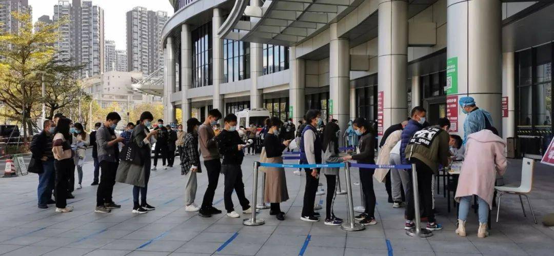 市民在深圳大学总医院排队做核酸检测深圳市第三人民医院仅1月21日