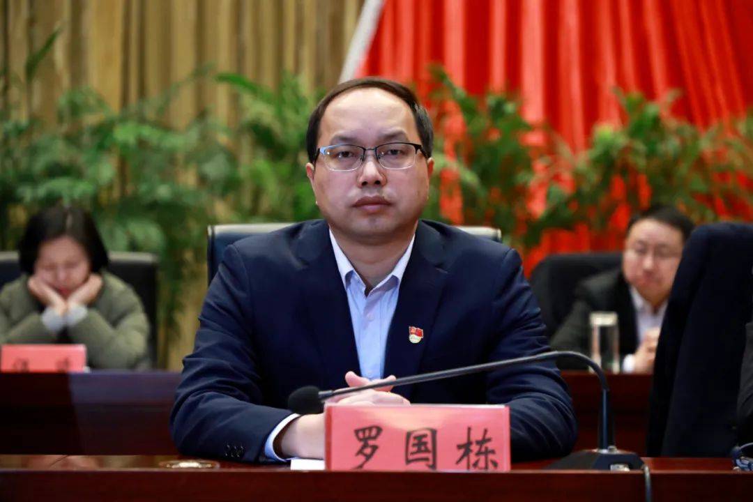 罗国栋宣读了创建全国文明城市工作先进单位,先进个人,文明市民表彰