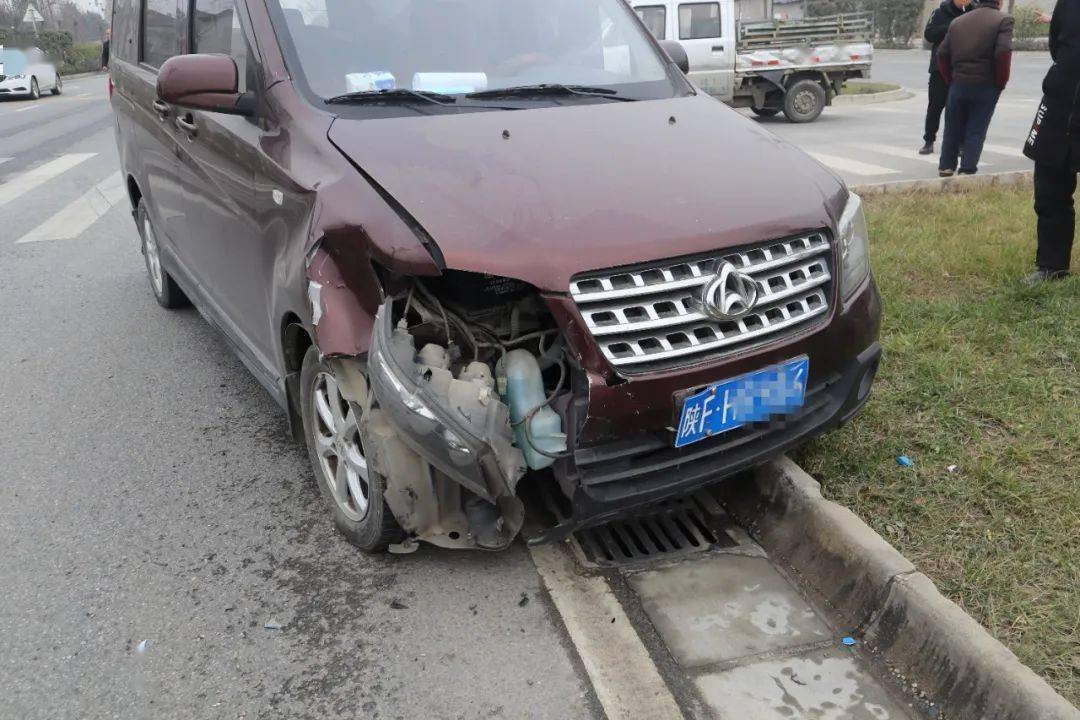 城固境内两车发生碰撞致3人受伤