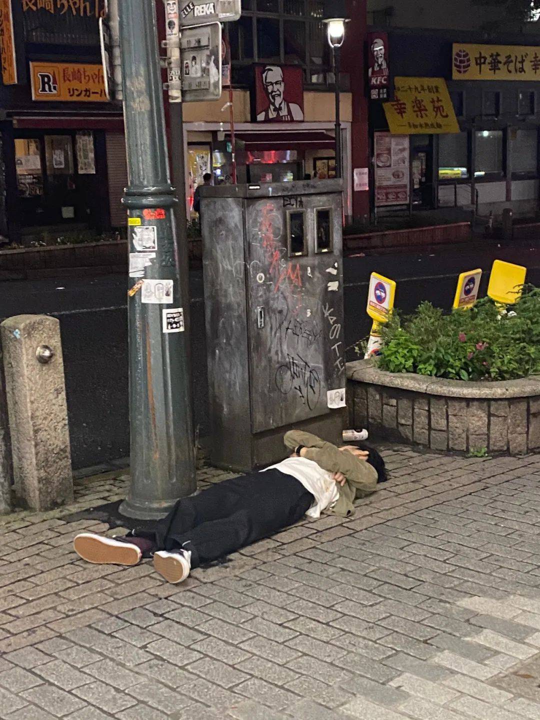 东京街头醉酒睡照过完新年的日本人又解锁了各种奇葩姿势