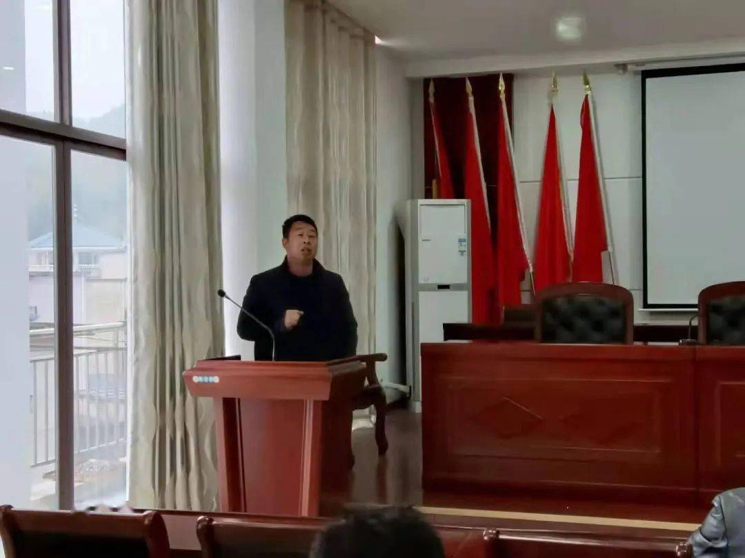 1月25日上午,乡党委副书记,乡长辜承均召开早会,就城乡人居环境整治