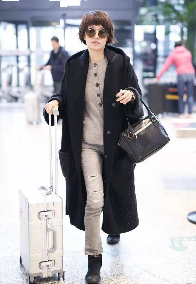 马伊琍把带帽风衣穿火了搭素色打底简约大气40岁女人太适用