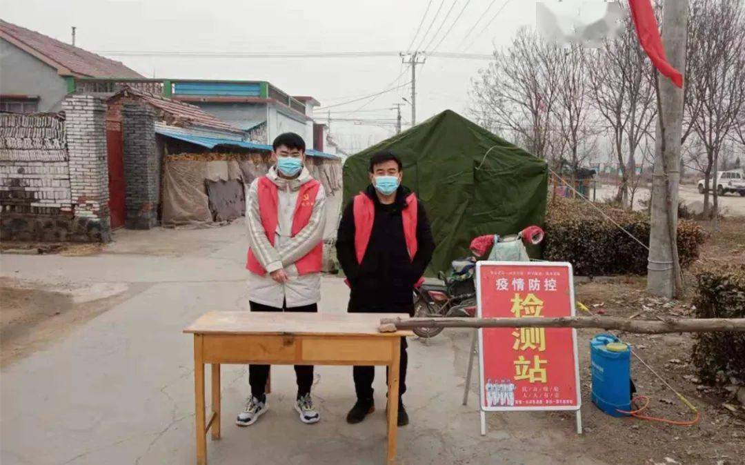 進入了大家的視野中 他們 是返鄉不久的大學生志願者 他們不分晝夜