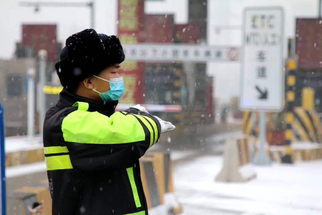 雪天看警永清公安雪天执勤保平安