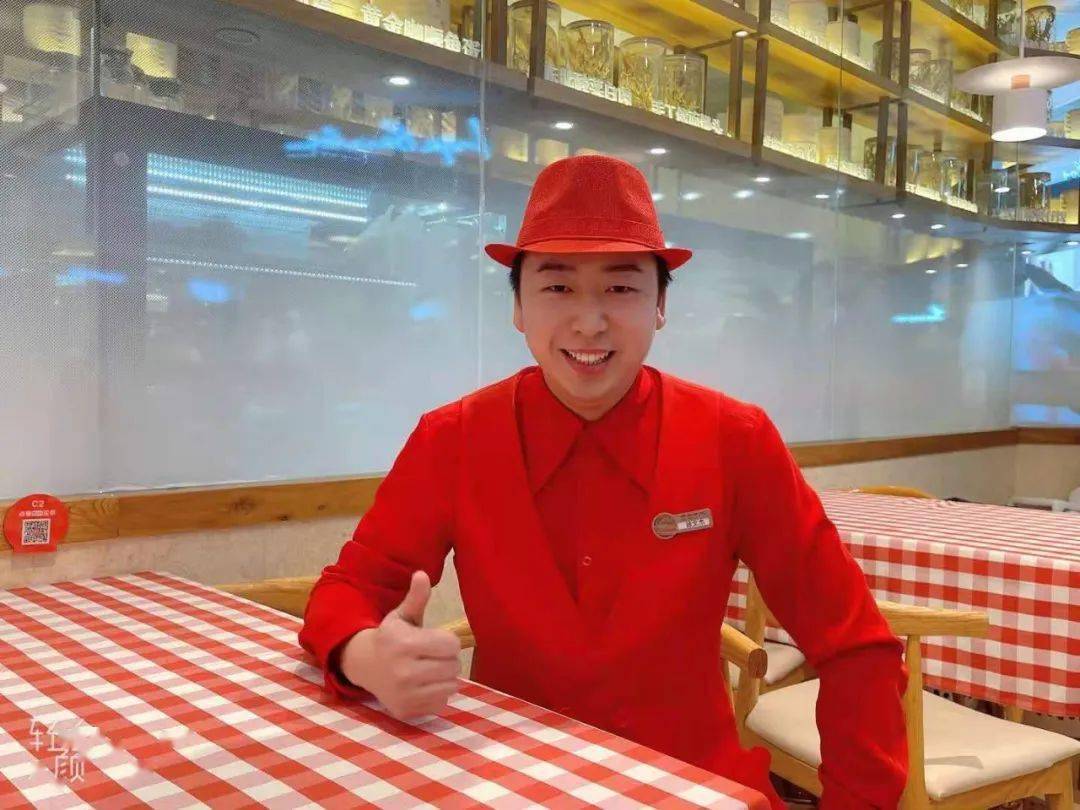 加入西贝是一件幸运的事,更让我惊喜的是遇到了我的"教授"师父,他就是