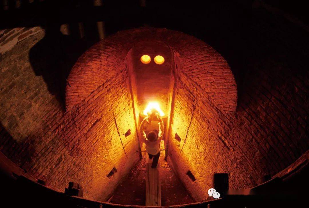 装坯入匣,码放满窑投柴烧炼,适时熄火让我们了解古代传统柴窑背后的