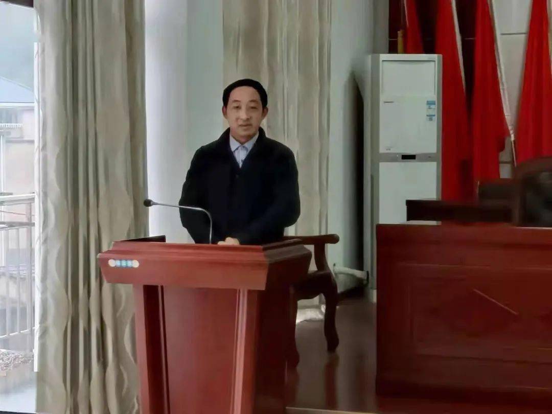 1月25日上午,乡党委副书记,乡长辜承均召开早会,就城乡人居环境整治