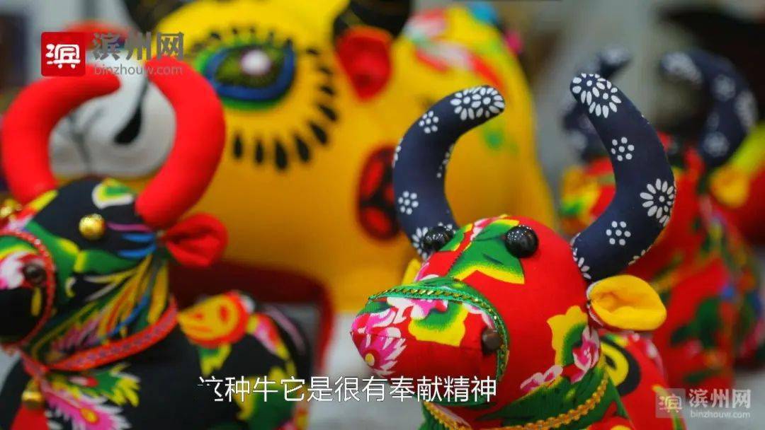 "刘清华向记者介绍她刚手工缝制的属相牛.