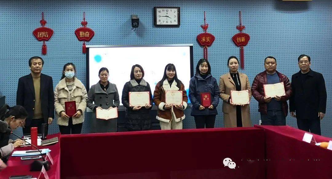 会上,名誉校长费剑波先生和学校王思伟校长共同为首届12位校风学风