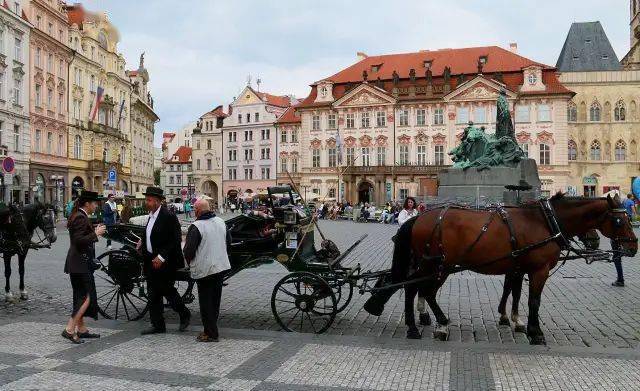 欧洲核心,四周有六个不同民族的国家包围,自九世纪建立摩拉维亚王国后