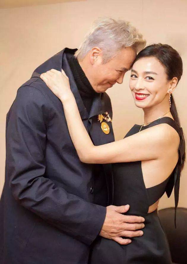 林瑞阳员工下跪领粥？员工回应是尊重长辈，与女员工互动多次引热议