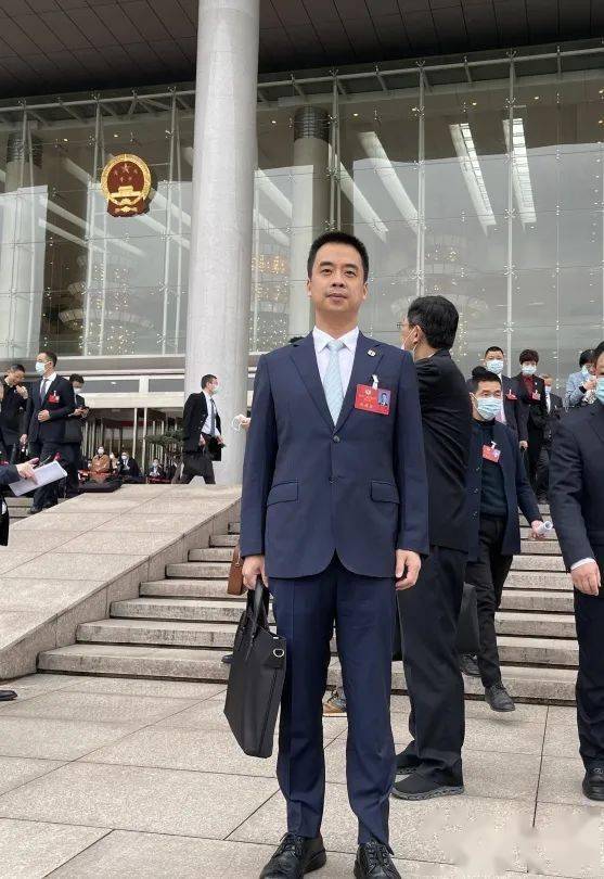 公司董事长潘秋梅省政协委员,桐庐县叶浅予中学校长陈洪春省政协委员