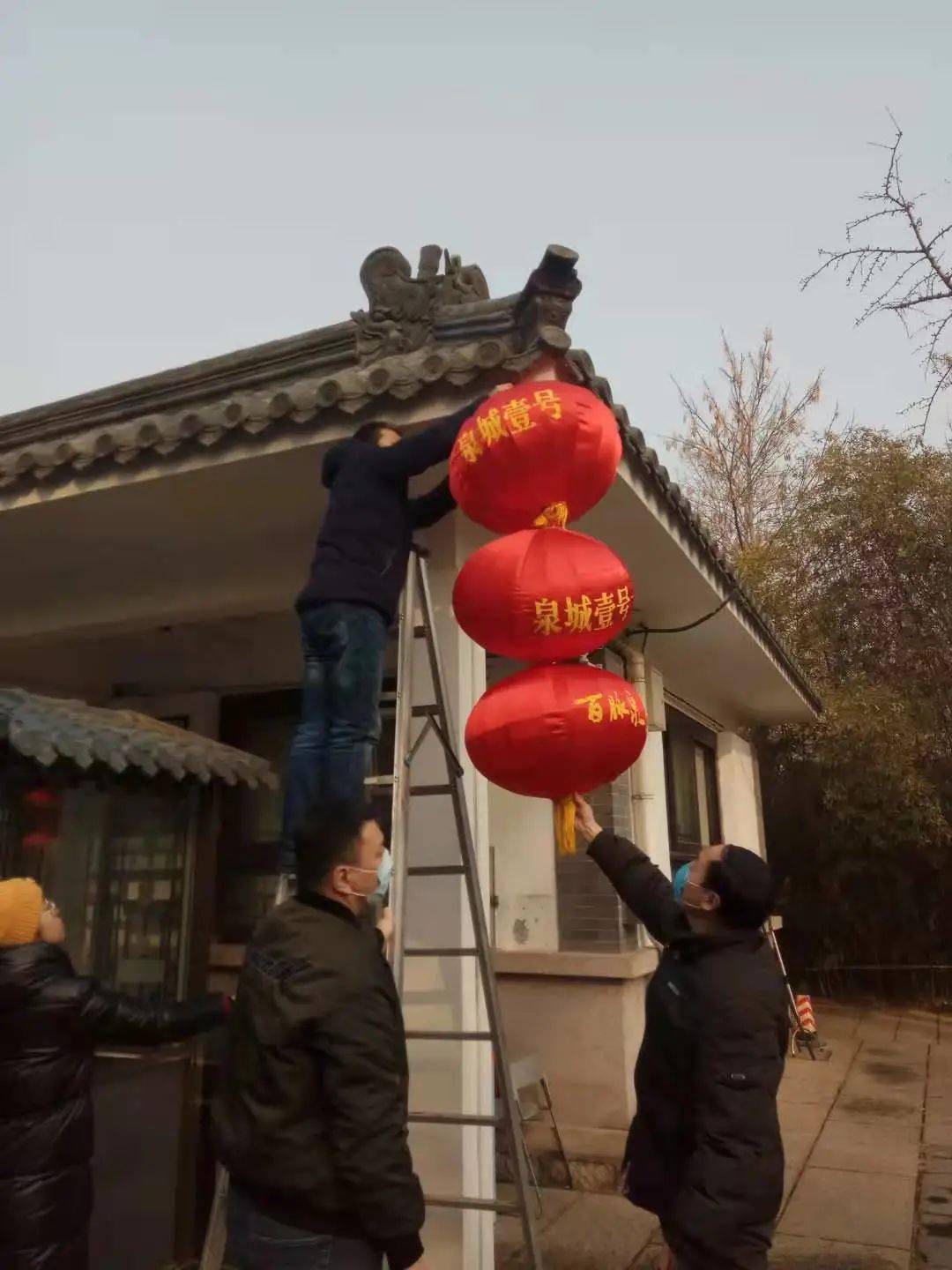 天下第一泉风景区内大红灯笼高高挂张灯结彩喜迎牛年