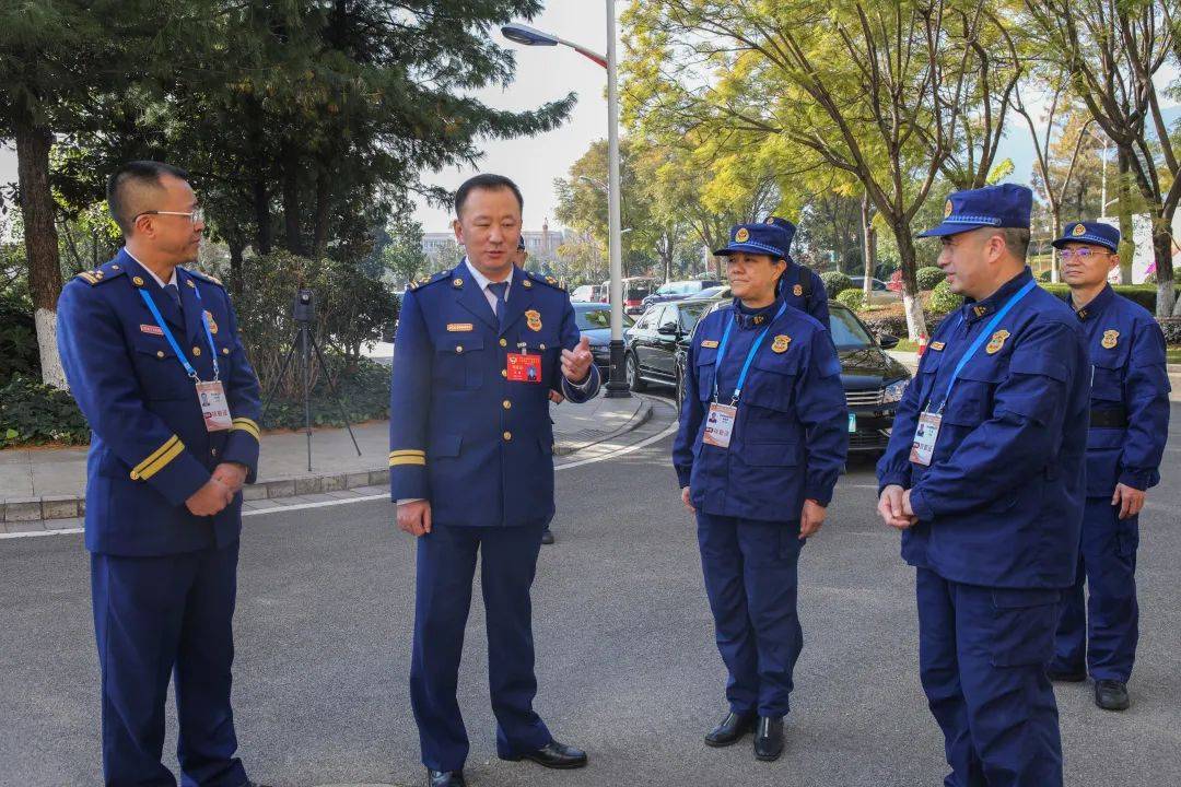 在海埂会堂昆明支队执勤点,王星政委现场看望慰问一线执勤指战员,勉励