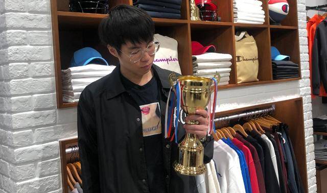 不止职业选手知名lol主播也被封!说完半小时号没了_拳师