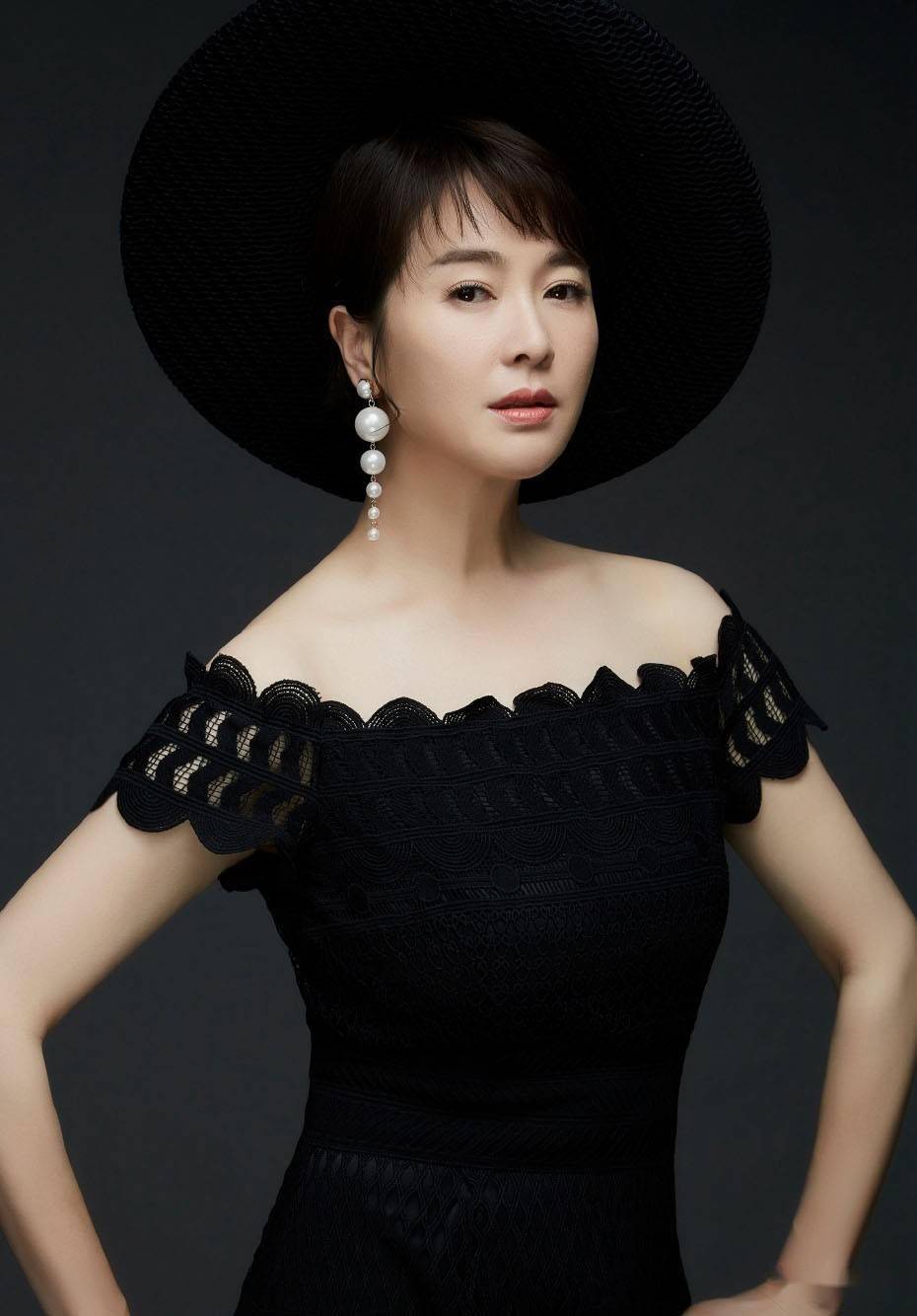 左小青被誉为氧气美女44岁依然美得让人感到心旷神怡