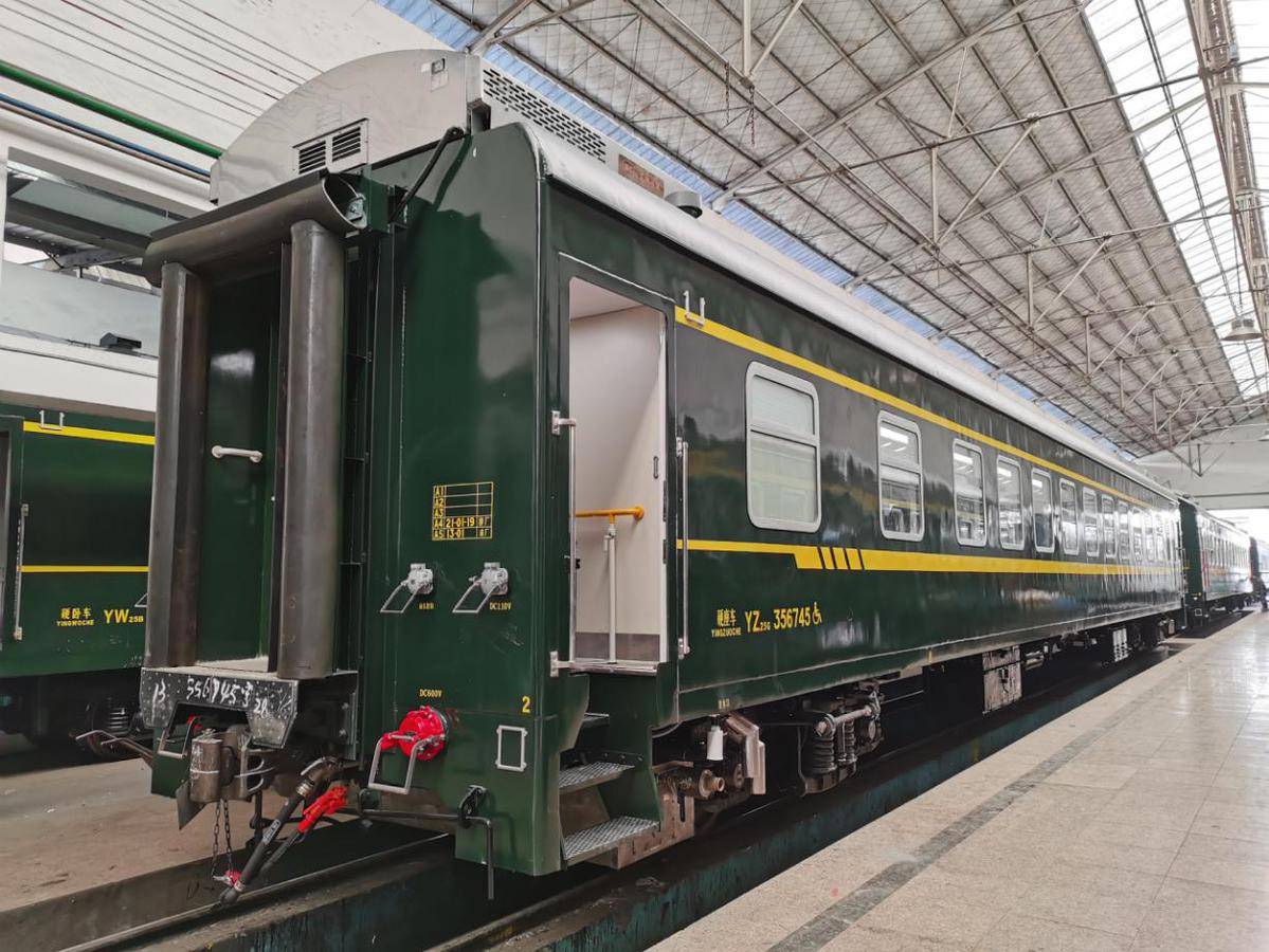 守护慢火车的"美容师"_车厢